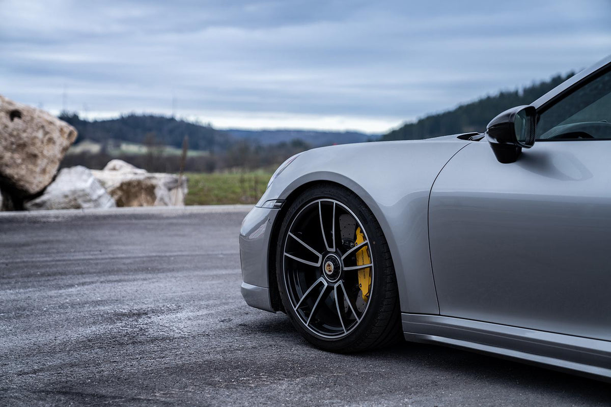 Vorderrad eines Porsche 911 Turbo S Cabriolet (992)