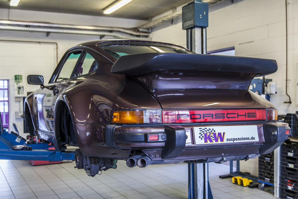 Porsche 911 G-Modell auf der Hebebühne in der Werkstatt