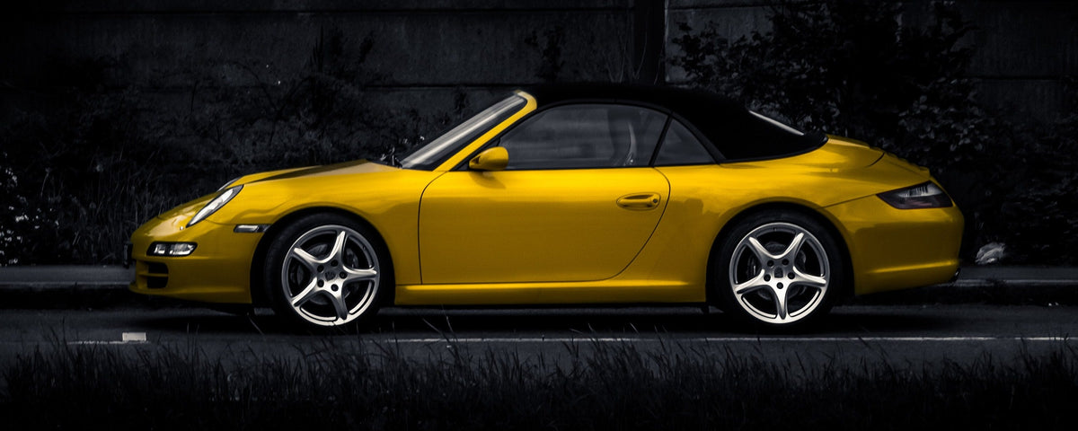 Porsche 911 Cabriolet der Generation 997.1 in Gelb, Seitenansicht
