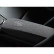 Deckel Ablagefach Mittelkonsole ALCANTARA SCHWARZ mit PORSCHE WAPPEN – Porsche Originalteil – Porsche 718 Boxster / Cayman