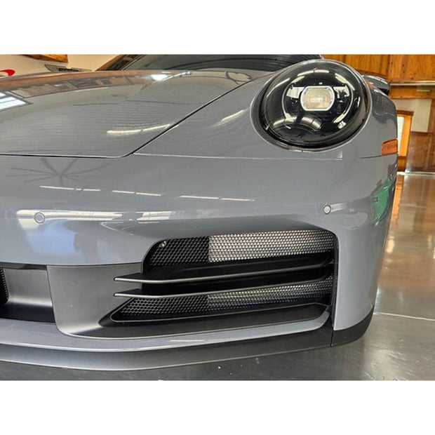 Seitliche Gitter für die vordere Stoßstange aus Drahtgeflecht. Porsche 992 MK2 Carrera 2