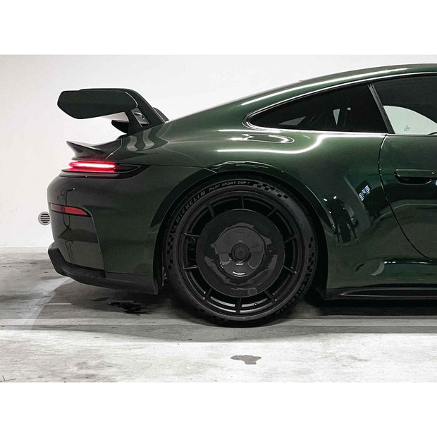 EVO Aero-Scheibenrad hinten aus Kohlefaser. Porsche 992 MK2 GT3 mit Aluminiumfelgen