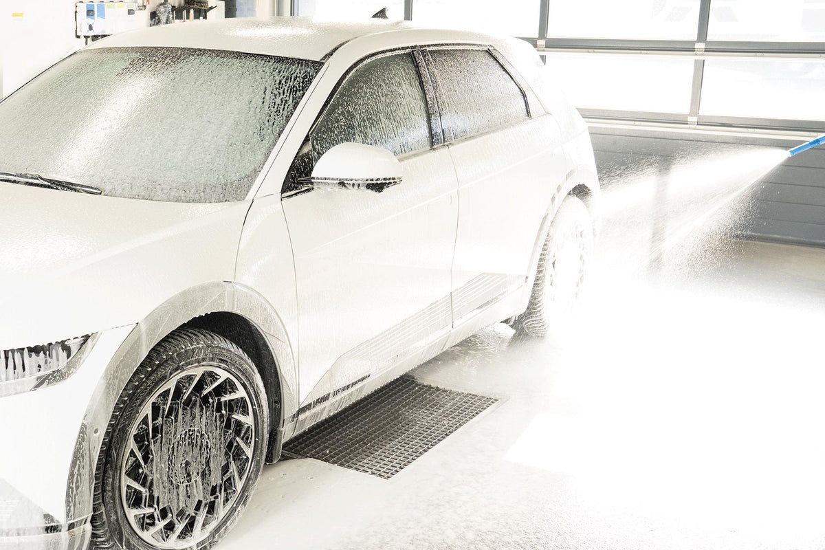 Auto mit Snow Foam eingeschäumt