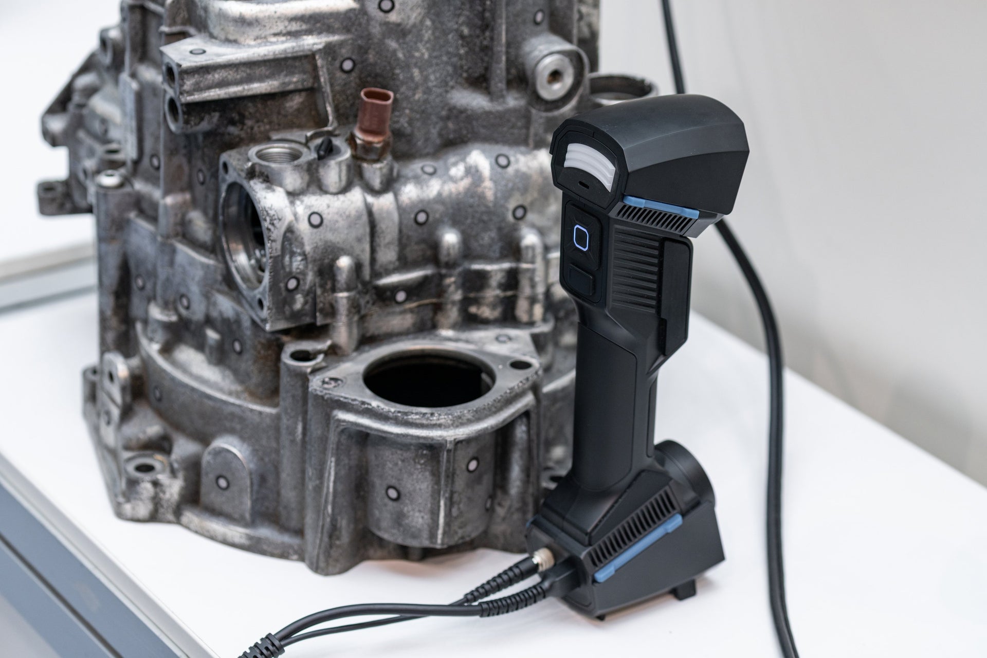 3D-Scanner erfasst die Geometrie eines Aluminium-Gehäuses beim Reverse Engineering