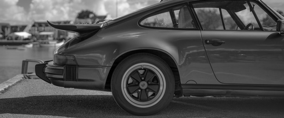 Porsche 911 G-Modell mit Heckspoiler und Fuchsfelge, Schwarzweiß