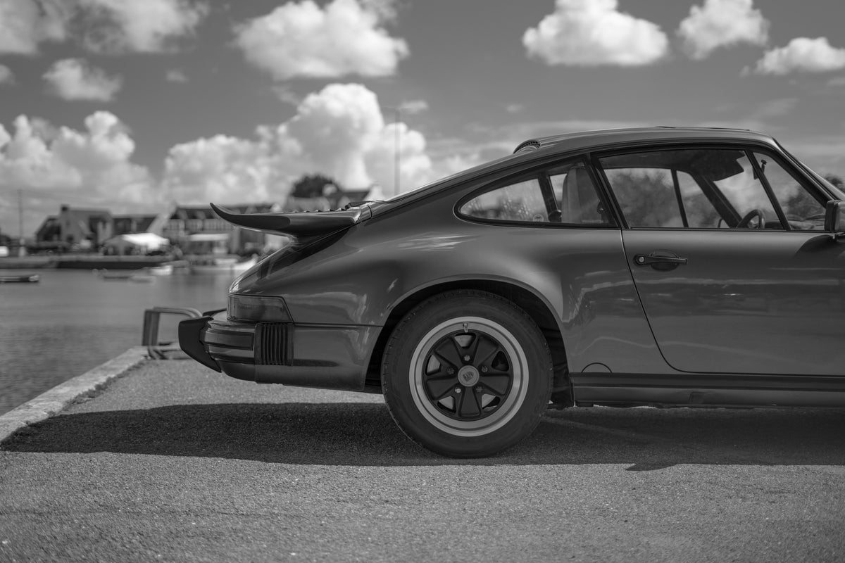 Porsche 911 G-Modell Carrera mit Fuchsfelge am Hafen
